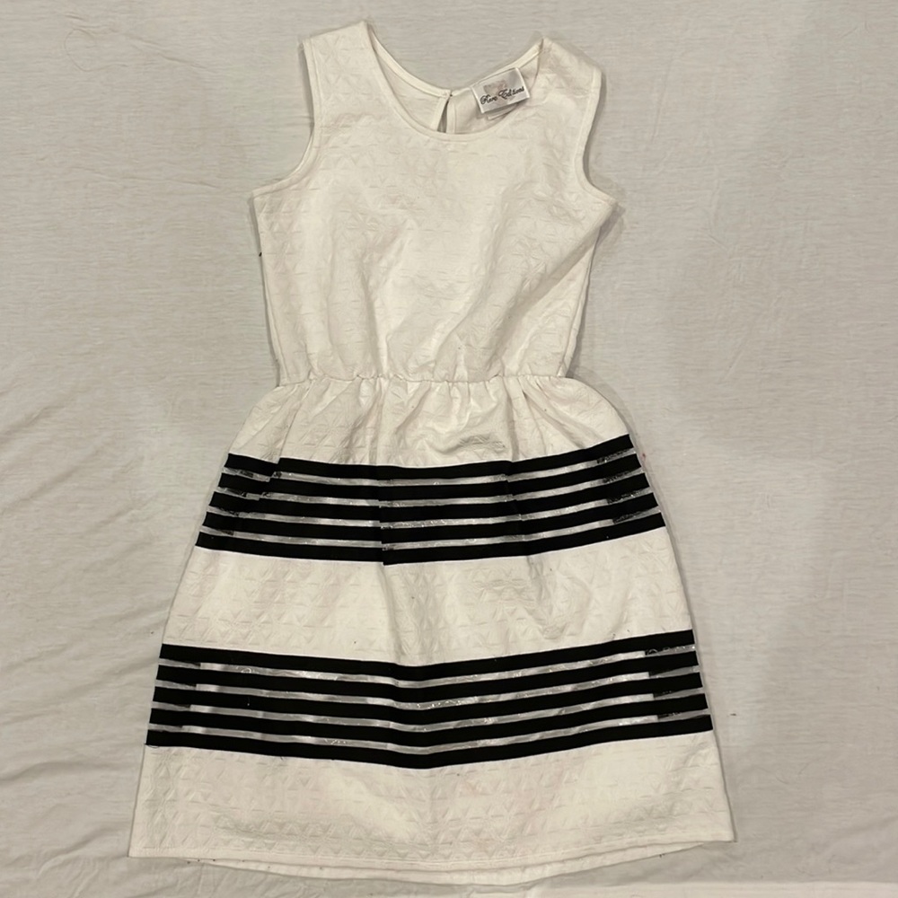 Rare Editions girls dress. Not sure of the size but looks like a small.